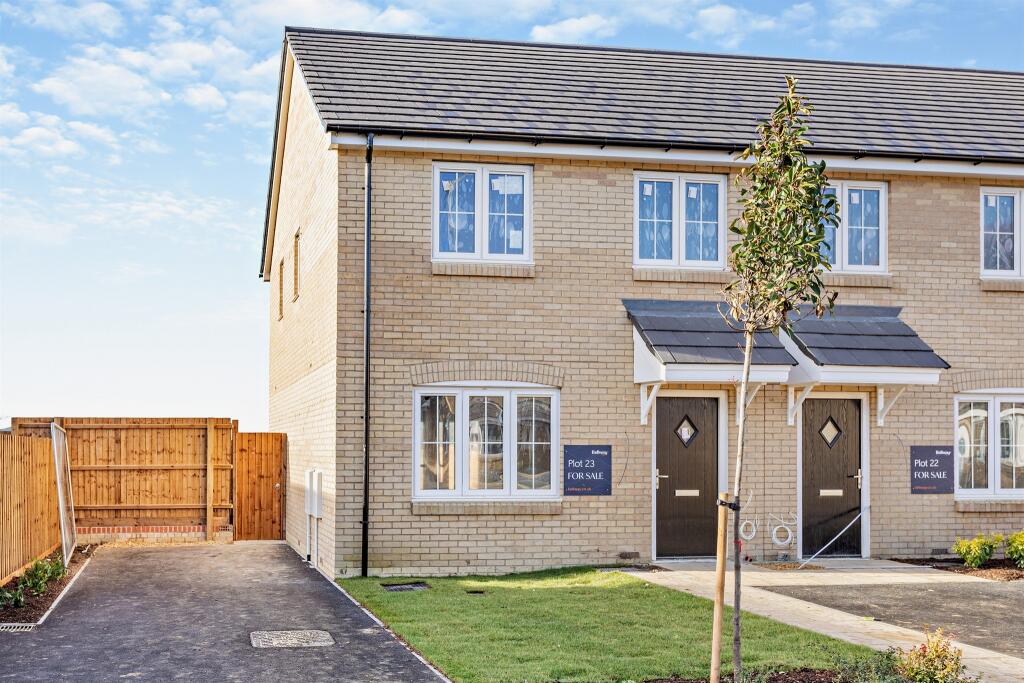3 bedroom end of terrace house for sale in Oundle Road, Alwalton, Peterborough, PE7