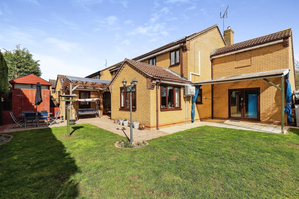 4 bedroom detached house for sale in Willowbrook Drive, Whittlesey