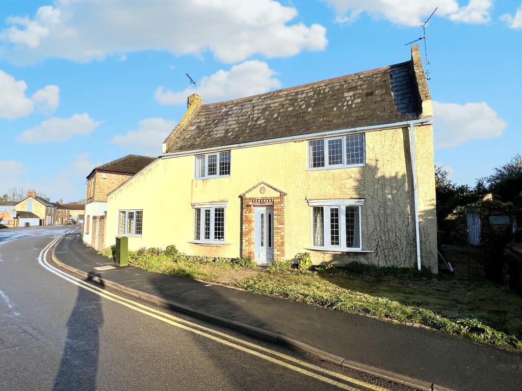 4 bedroom detached house for sale in Station Road, Whittlesey
