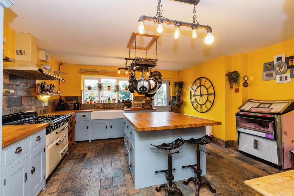 4 bedroom detached house for sale in Bowker Way, Whittlesey