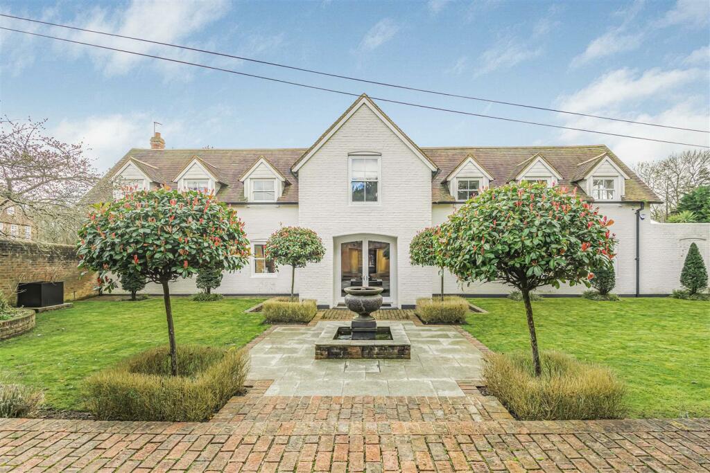 4 bedroom detached house for sale in The Courtyard, Maidenhatch