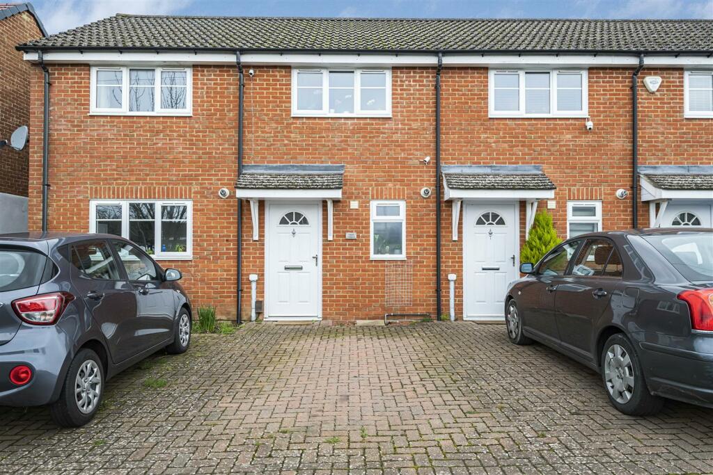 2 bedroom town house for sale in Wren Cottage, Royal Avenue, Calcot