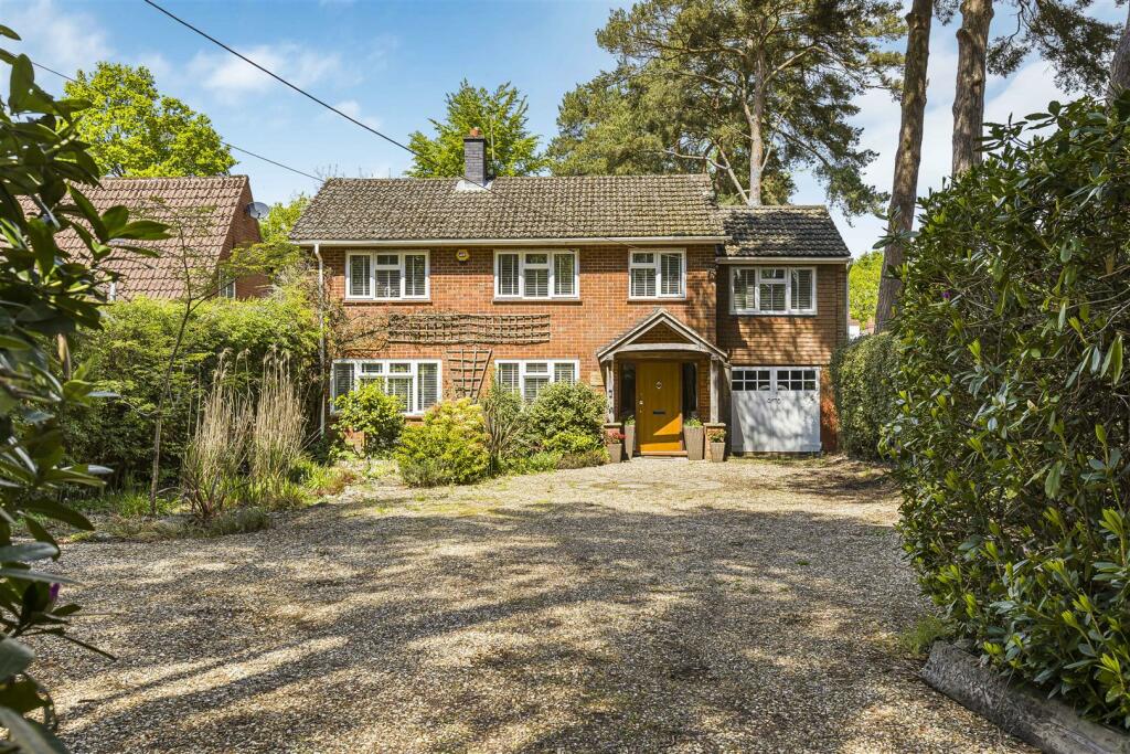4 bedroom detached house for sale in Nine Mile Ride, Finchampstead, RG40