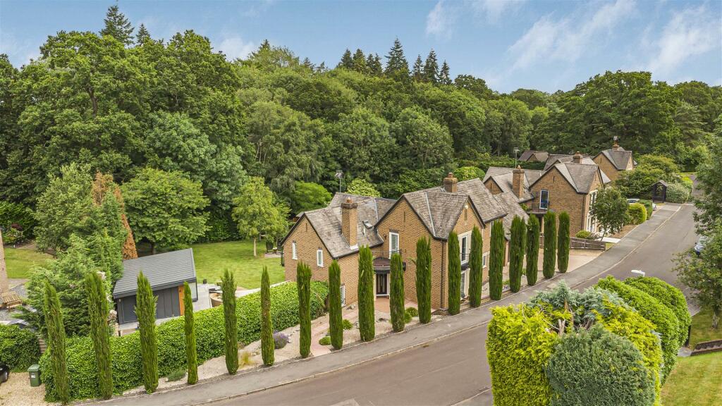 5 bedroom detached house for sale in Chervil Way, Burghfield Common