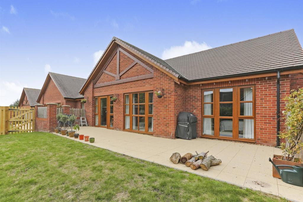 2 bedroom semidetached bungalow for sale in Albany Lane, Balsall