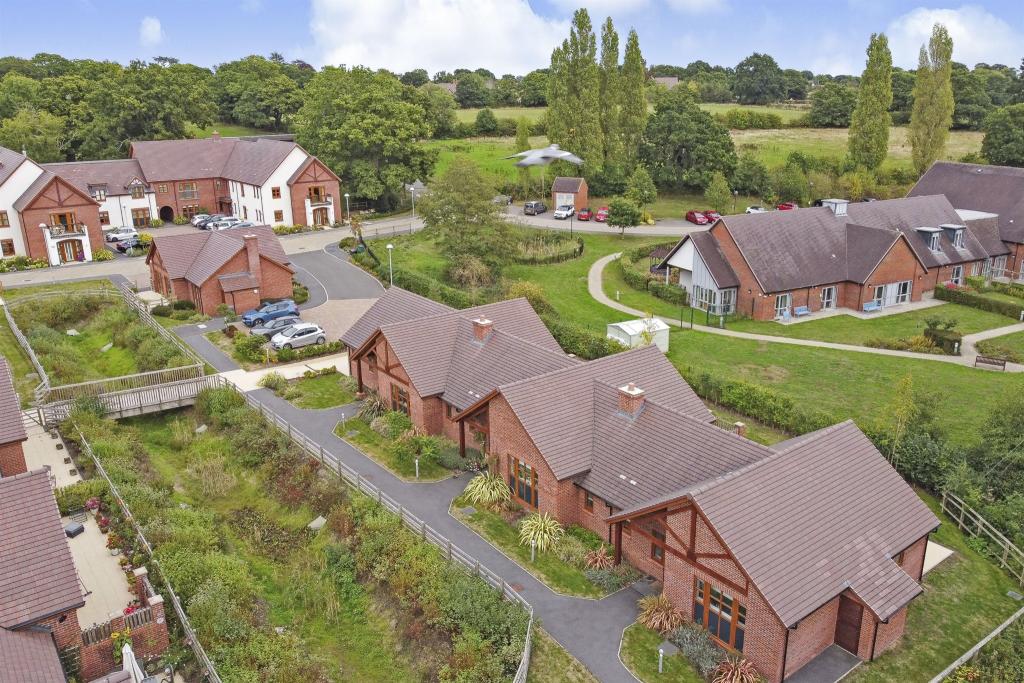 2 bedroom semidetached bungalow for sale in Albany Lane, Balsall