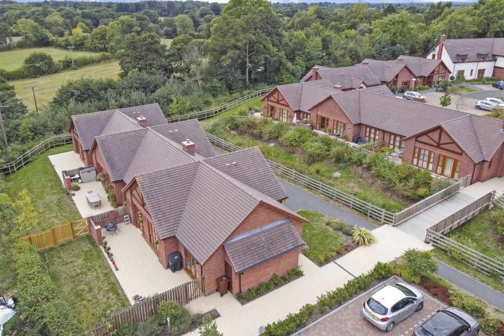 2 bedroom semidetached bungalow for sale in Albany Lane, Balsall