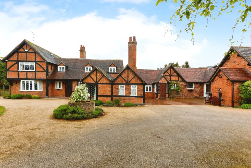 4 bedroom detached house for sale in Station Road, Balsall Common