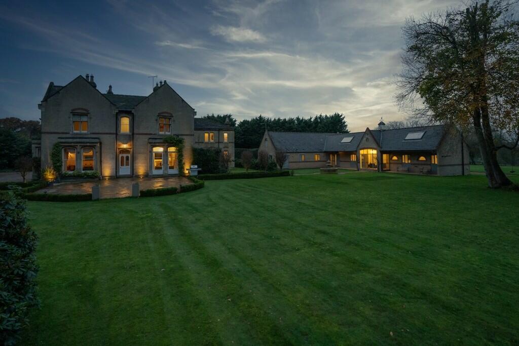 6 bedroom detached house for sale in Church Street, Horsford, NR10