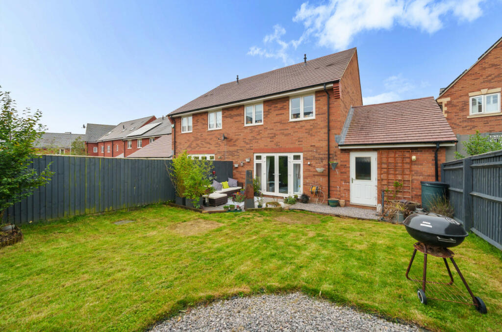 3 bedroom semidetached house for sale in Mudstone Pike, Faringdon