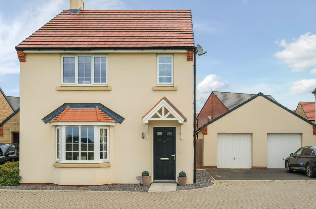 3 bedroom detached house for sale in Nias Avenue, Faringdon