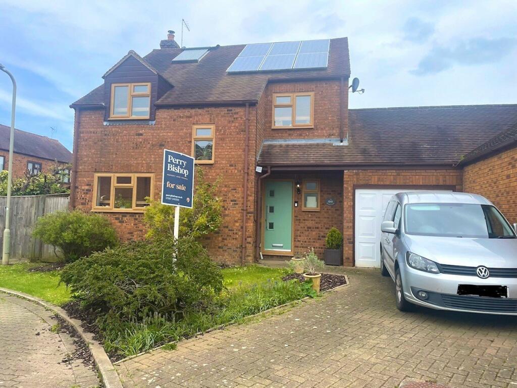 4 bedroom link detached house for sale in Willes Close, Faringdon