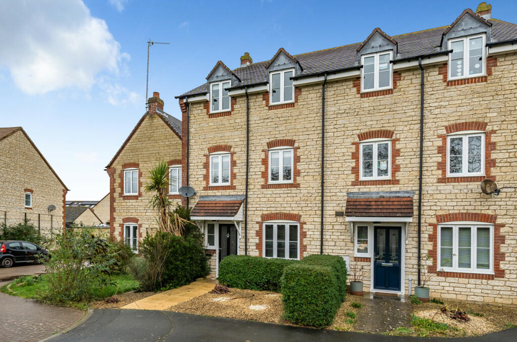 4 bedroom terraced house for sale in Fawkner Way, Stanford in the Vale