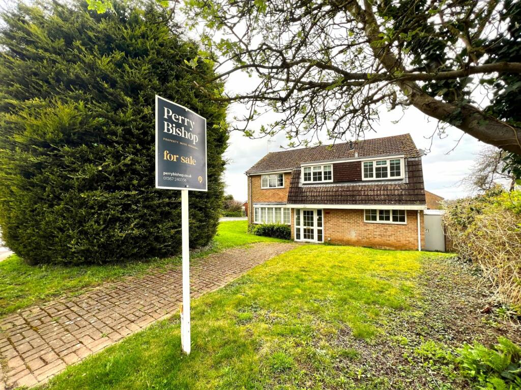 4 bedroom detached house for sale in Highworth Road, Faringdon