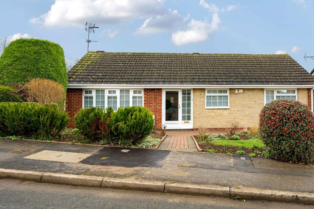 3 bedroom bungalow for sale in Orchard Hill, Faringdon, Oxfordshire, SN7