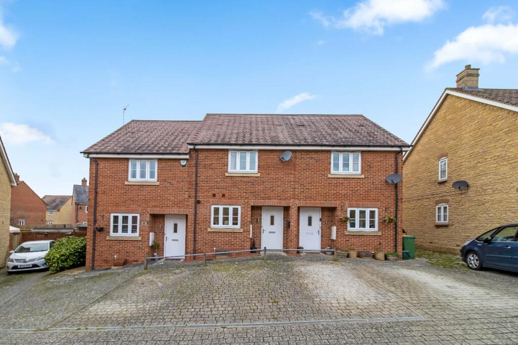2 bedroom terraced house for sale in Gilligans Way, Faringdon