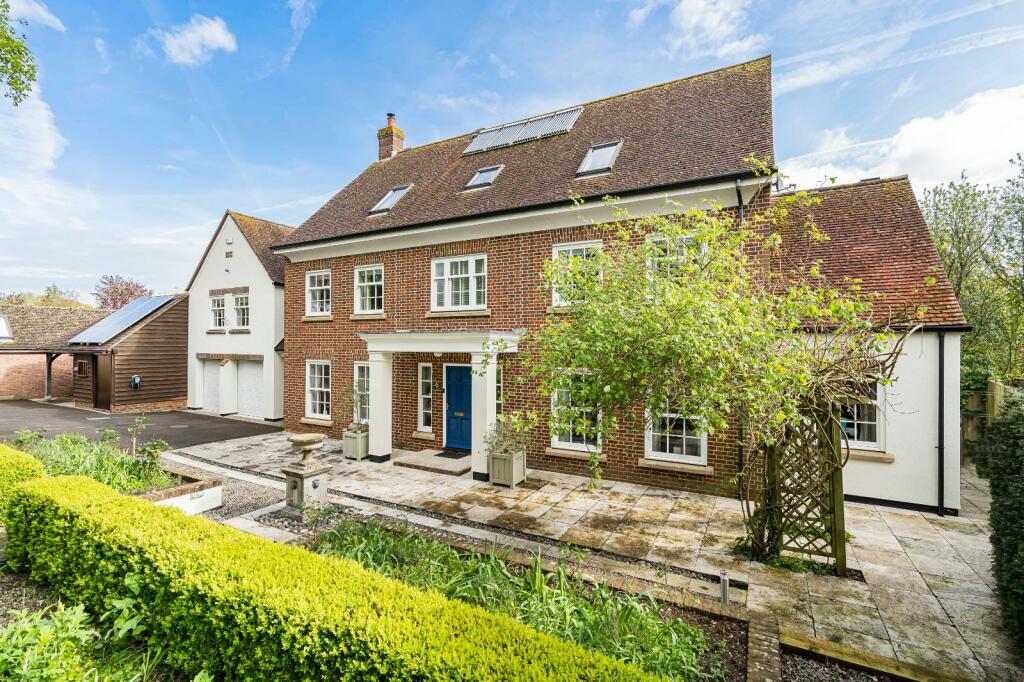 7 bedroom detached house for sale in Lechlade Road, Faringdon