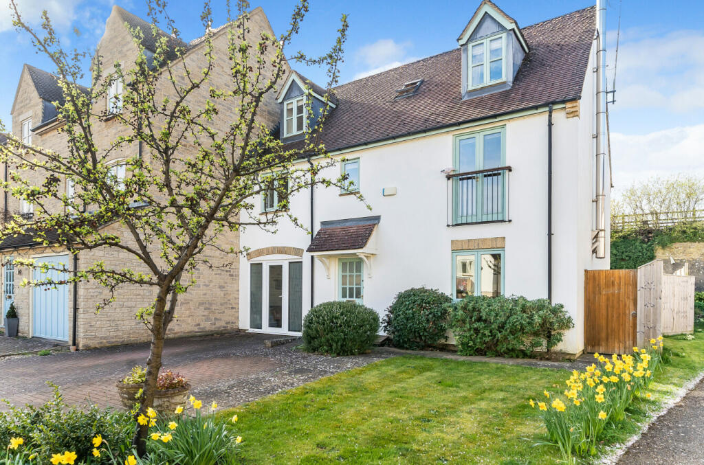4 bedroom semidetached house for sale in Fernham Gate, Faringdon