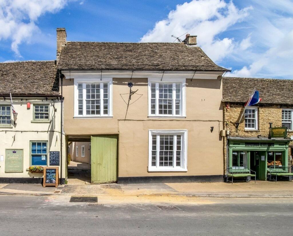 2 bedroom terraced house for sale in High Street, Lechlade