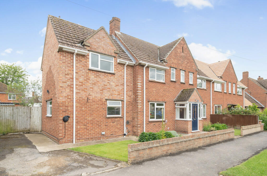 4 bedroom semidetached house for sale in Hill View, Uffington