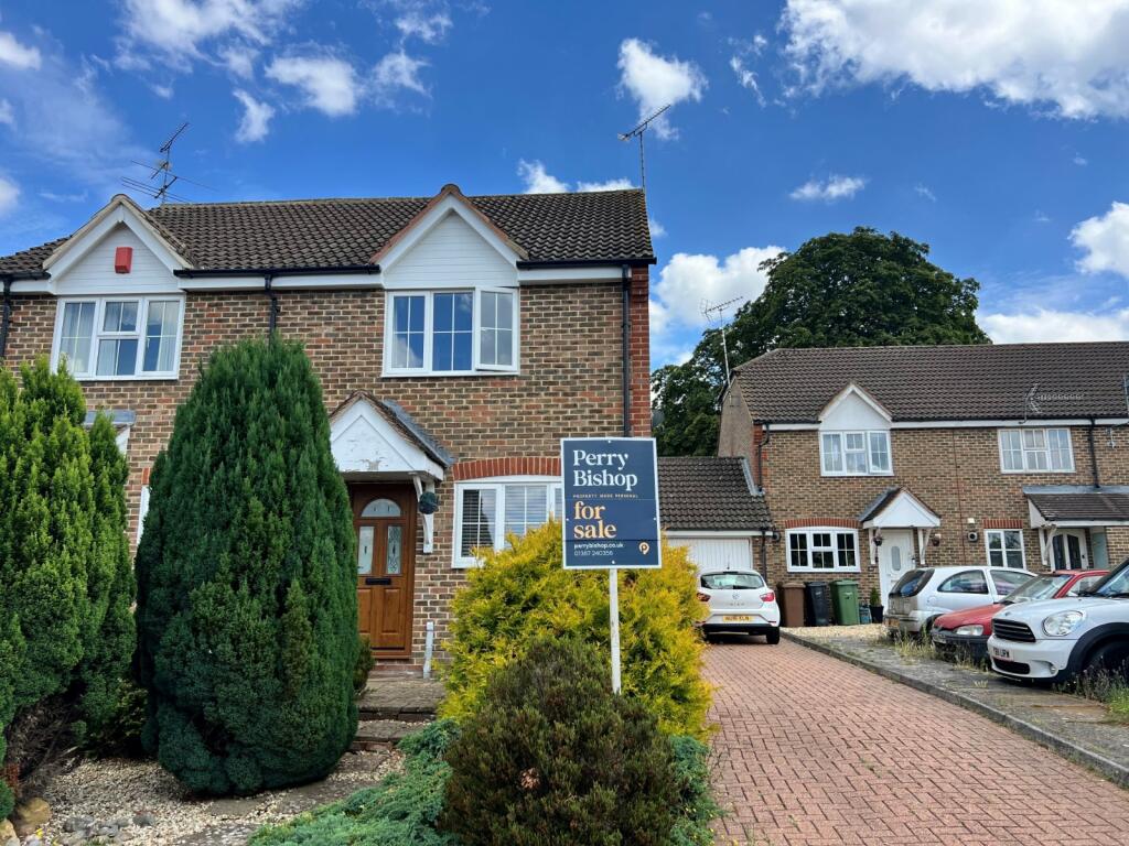 3 bedroom semidetached house for sale in Wessex Close, Faringdon