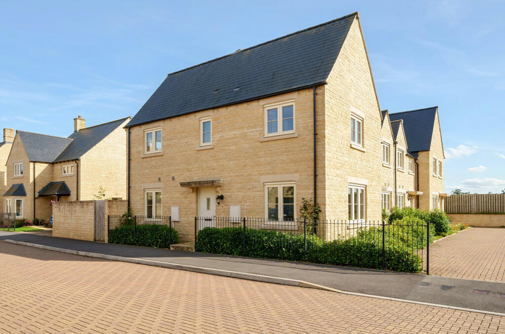 3 bedroom end of terrace house for sale in Old Railway Close, Lechlade