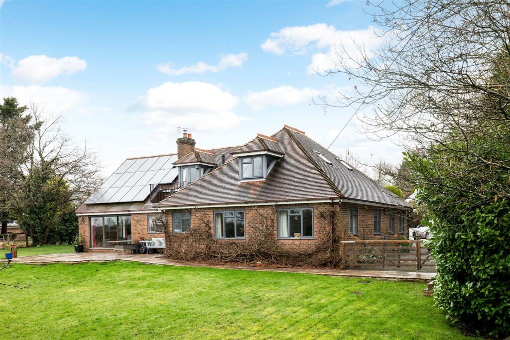 4 bedroom detached house for sale in St. Helena Lane, Plumpton Green