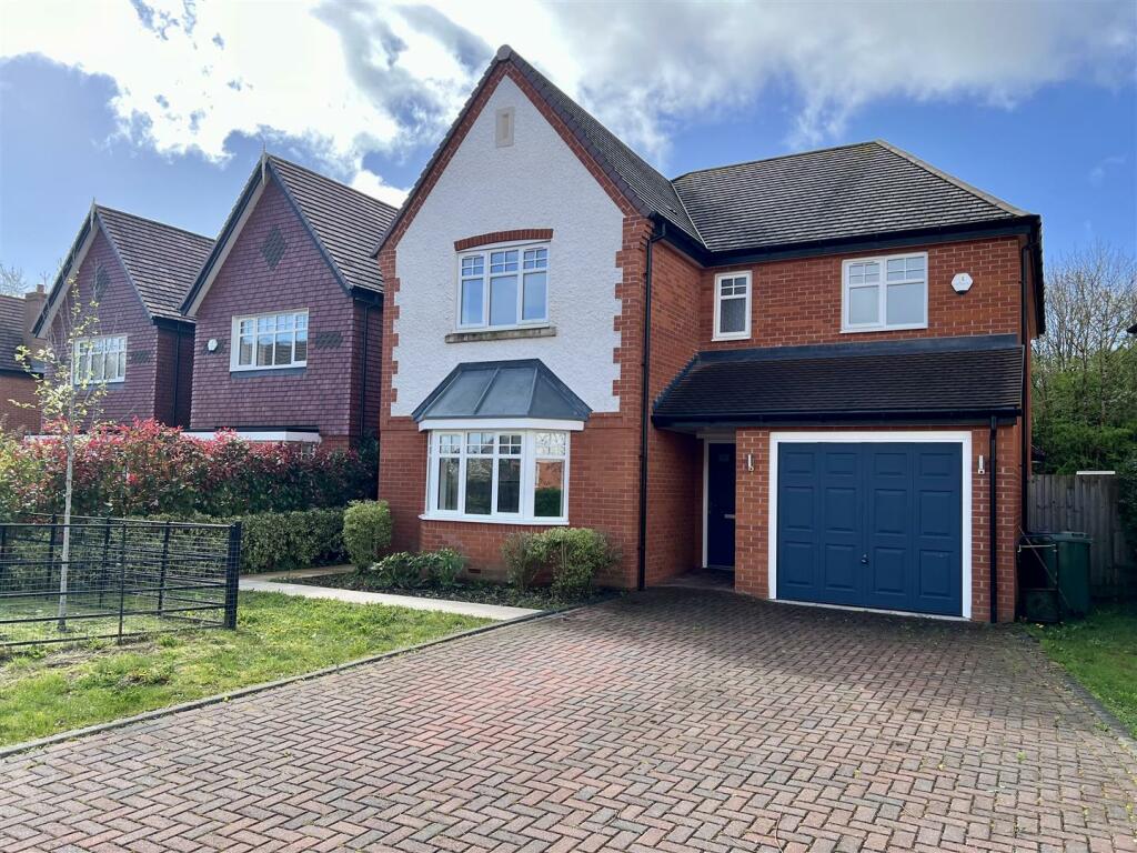 4 bedroom detached house for sale in Walpole Drive, Rushwick, Worcester, WR2