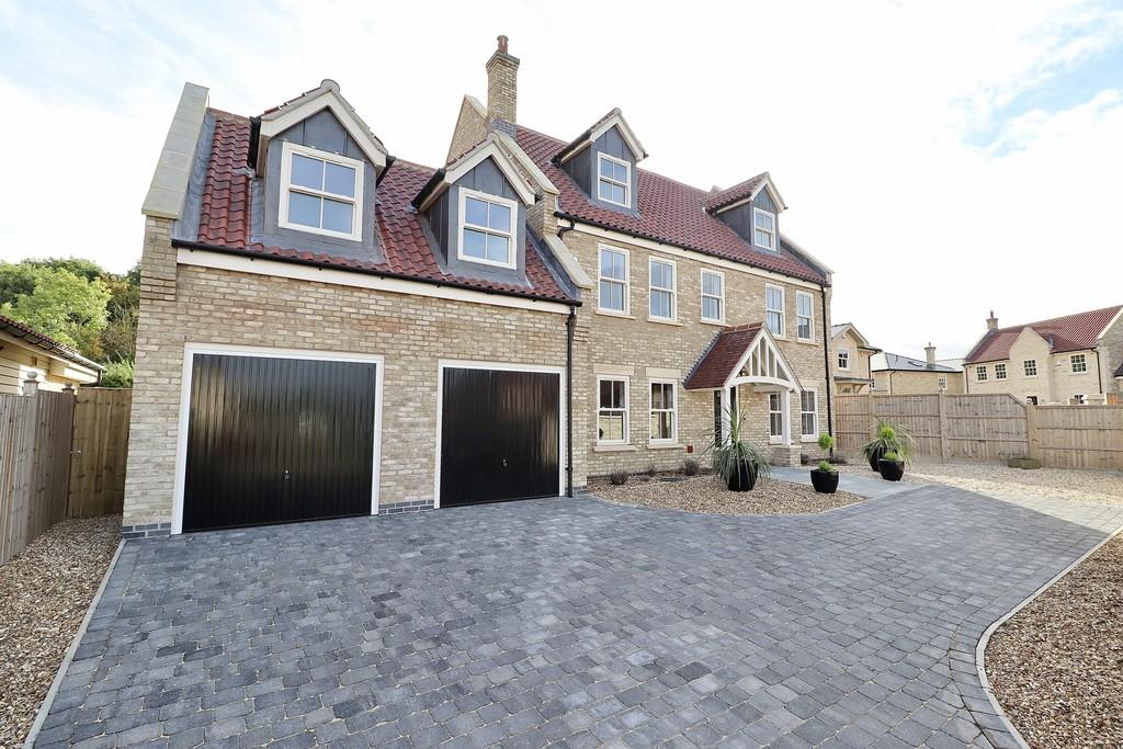 5 bedroom detached house for sale in The Fields, Washingborough