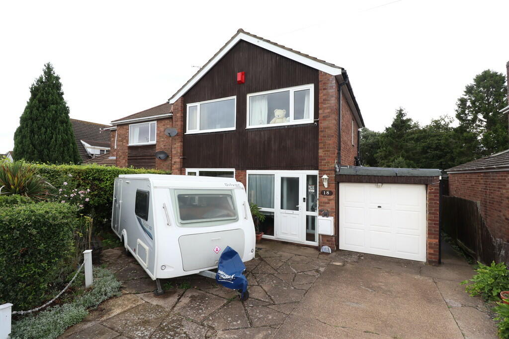 3 bedroom detached house for sale in Woodfield Avenue, Lincoln, LN6