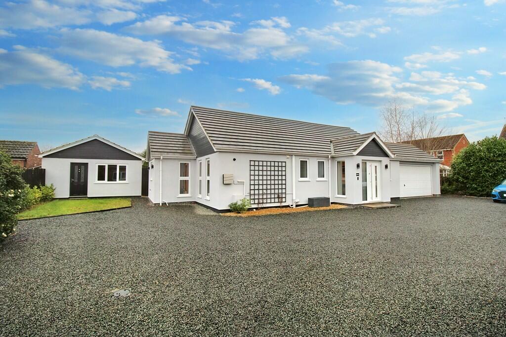 3 bedroom detached bungalow for sale in High Street, Skellingthorpe