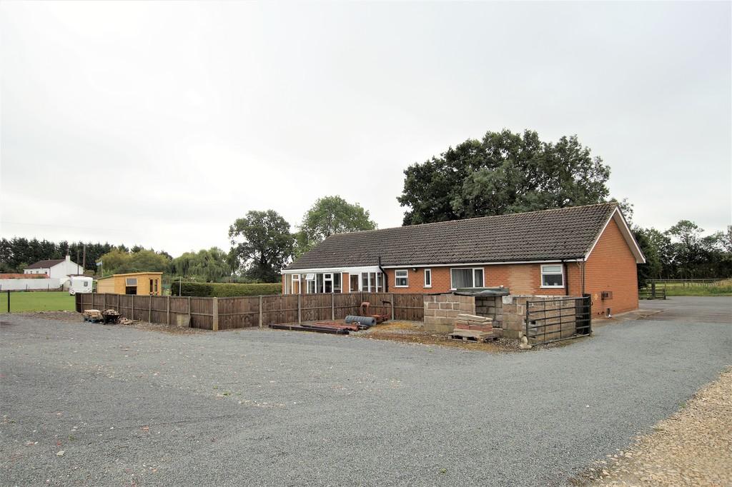 3 bedroom detached bungalow for sale in Sykes Lane, Saxilby, LN1