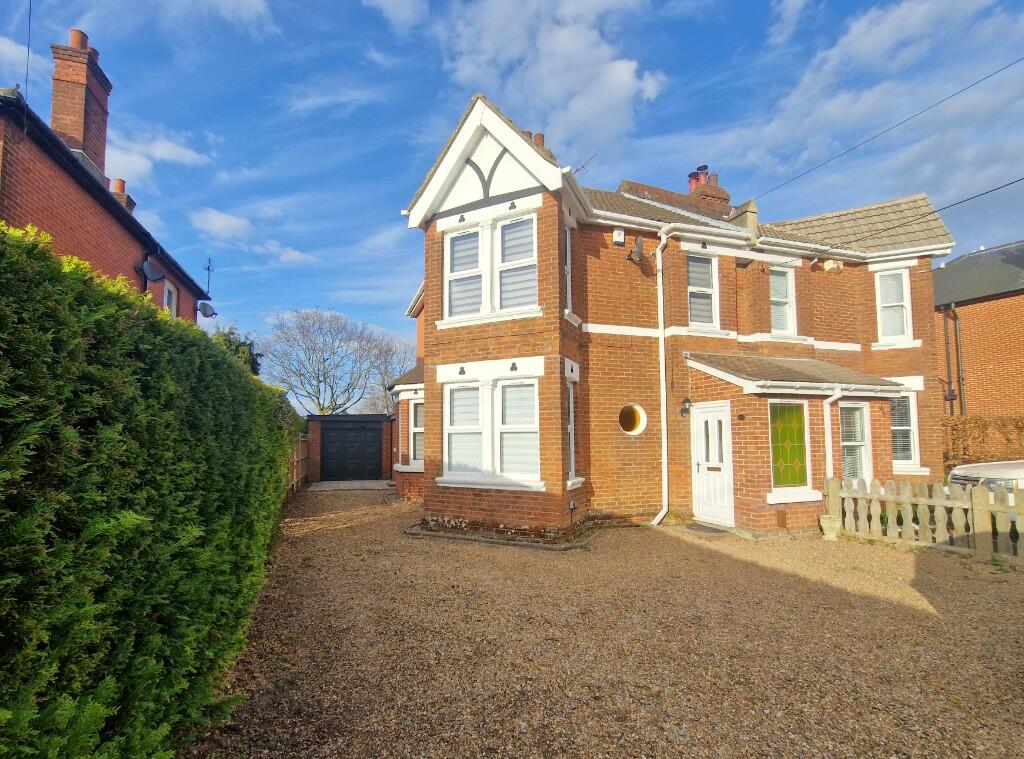 3 bedroom semi-detached house for rent in Station Road, Netley Abbey, SO31