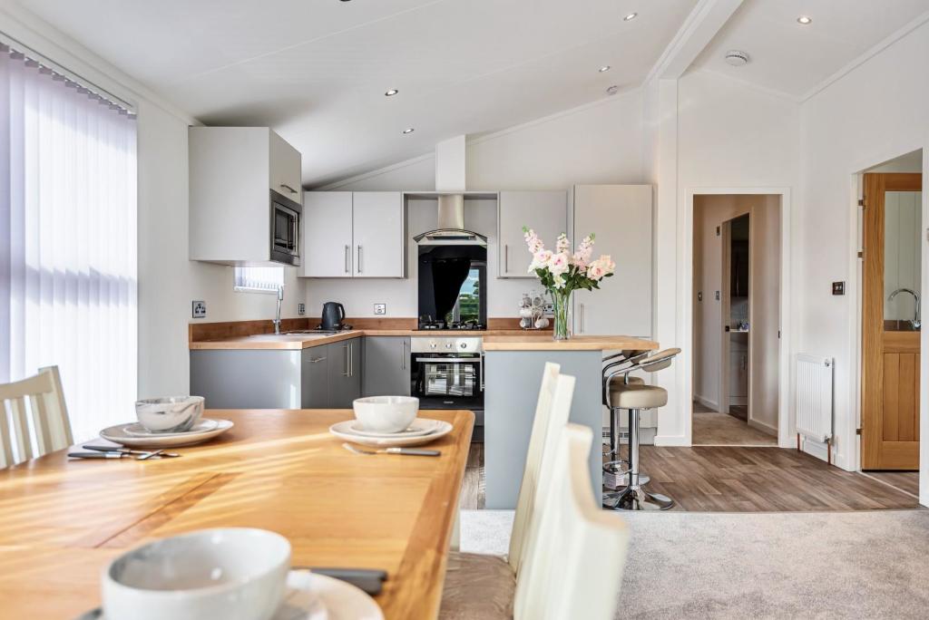 2 bedroom park home for sale in Cliffe Meadows Park, Turnham Lane