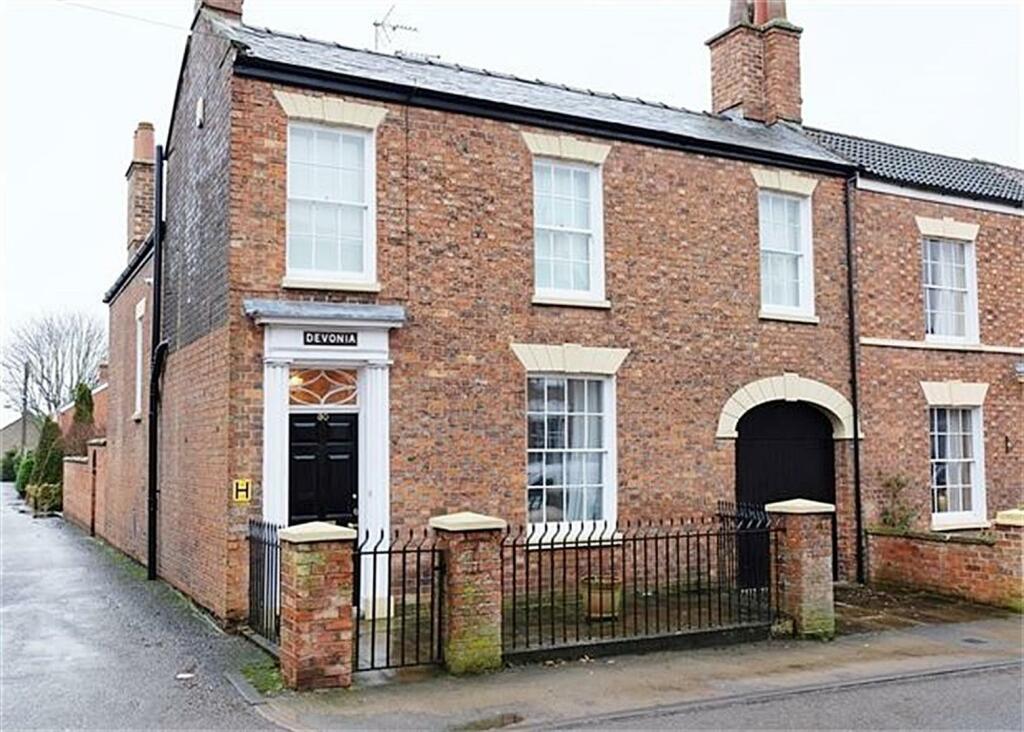 4 bedroom end of terrace house for sale in Queen St, Horncastle, Lincs