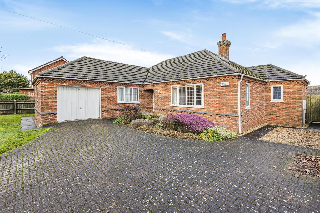 3 bedroom detached bungalow for sale in Lincoln Road, Horncastle, Lincs