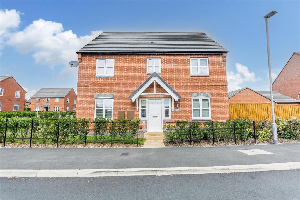 4 bedroom detached house for sale in Askew Road, Linby, Nottingham, NG15
