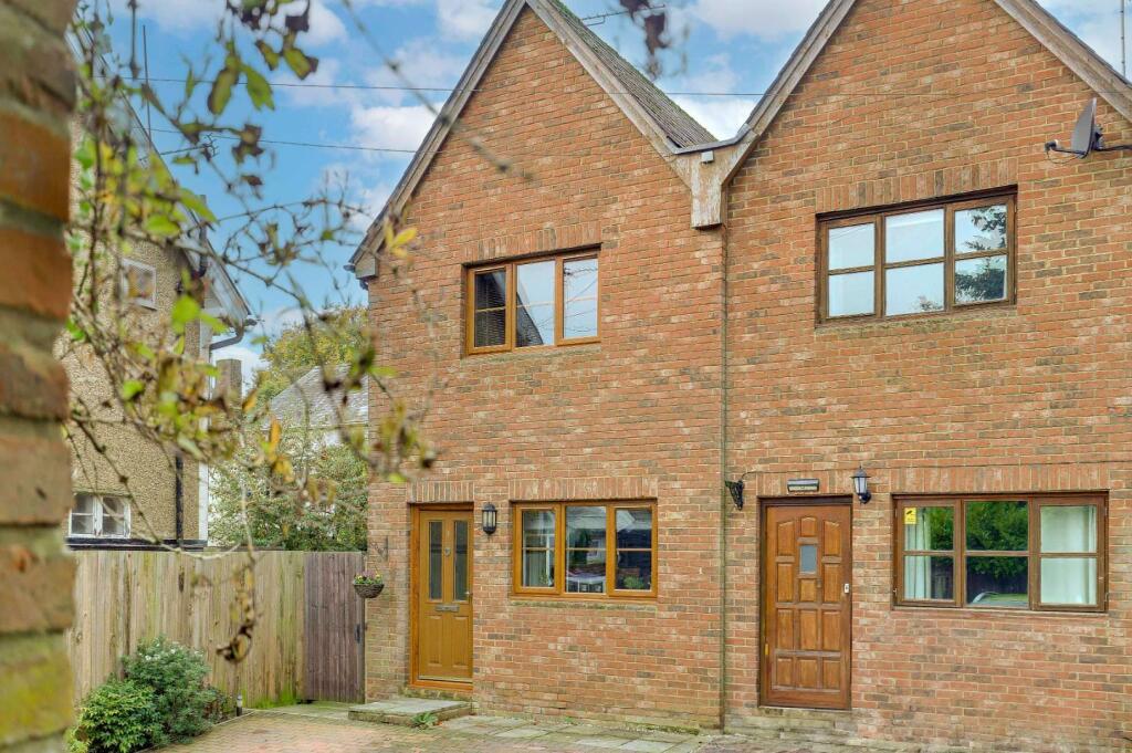 2 bedroom semidetached house for sale in Baldock Road, Buntingford, SG9