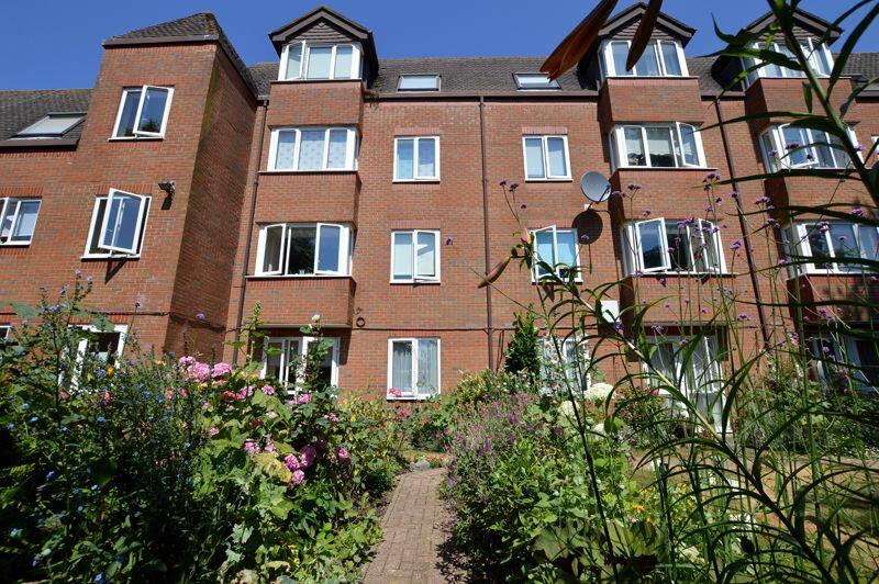 1 bedroom retirement property for sale in Uxbridge Road, Hatch End, HA5