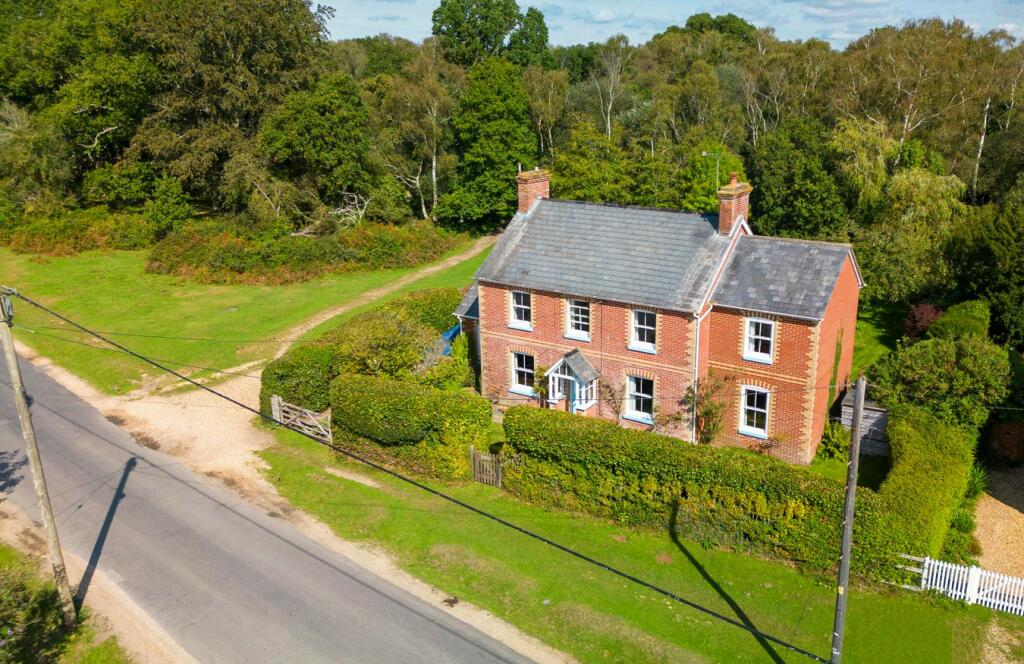 5 bedroom detached house for sale in Balmer Lawn Road, Brockenhurst, SO42