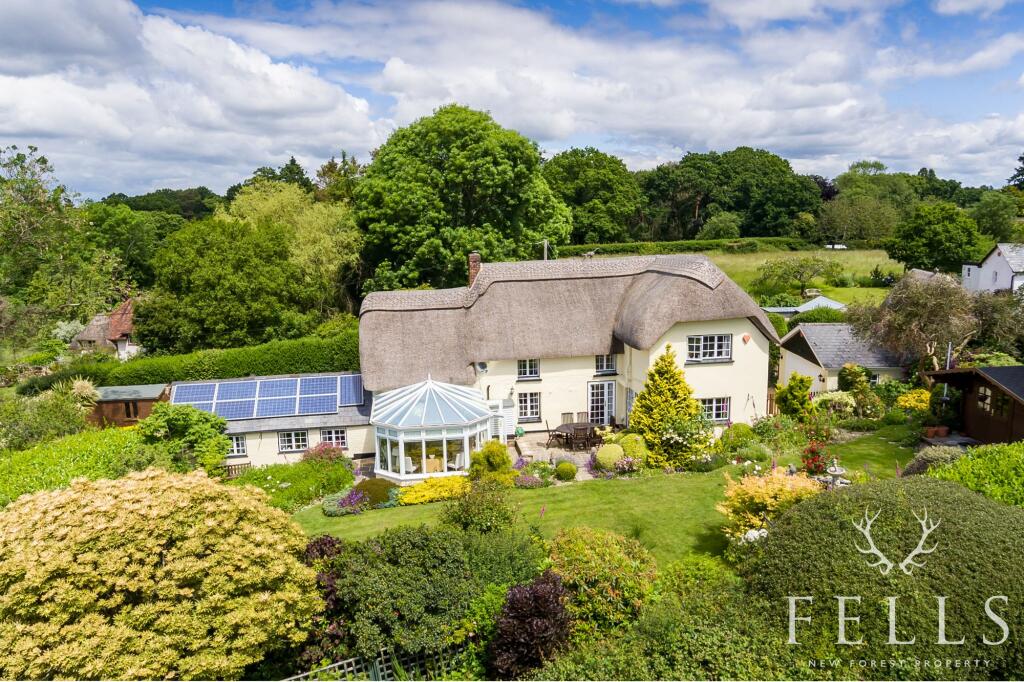 4 bedroom cottage for sale in Frogham, New Forest, SP6