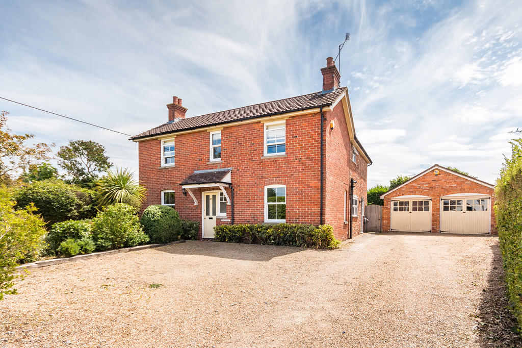 4 bedroom detached house for sale in Southampton Road, Ringwood