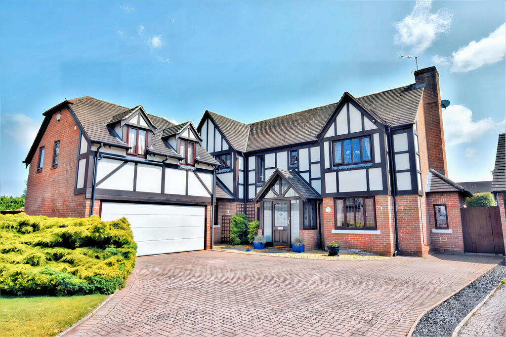 4 bedroom detached house for sale in Millfield Drive, Market Drayton, TF9