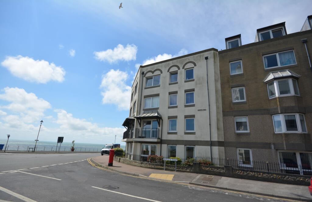 2 bedroom flat for sale in Wellington Crescent, Ramsgate, CT11