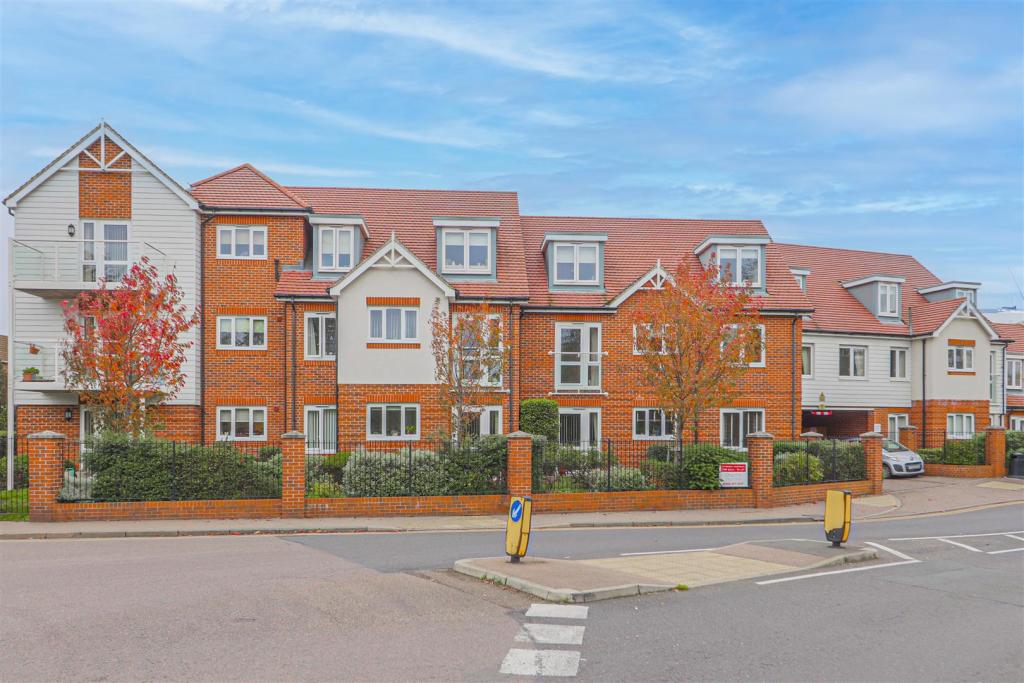 2 bedroom retirement property for sale in Broomstick Hall Road, Waltham