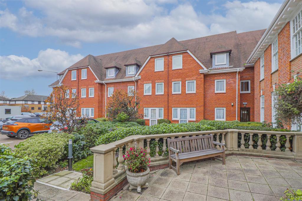 1 bedroom retirement property for sale in High Street, Hoddesdon, EN11