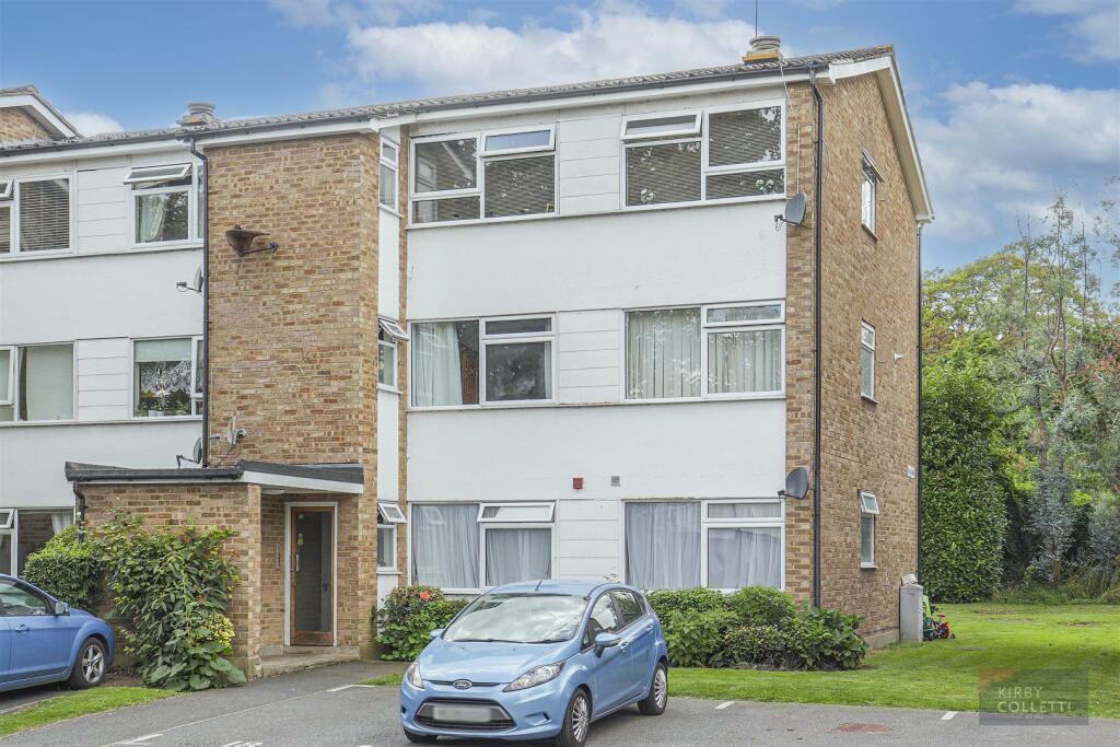 2 bedroom flat for sale in High Road, Broxbourne, EN10