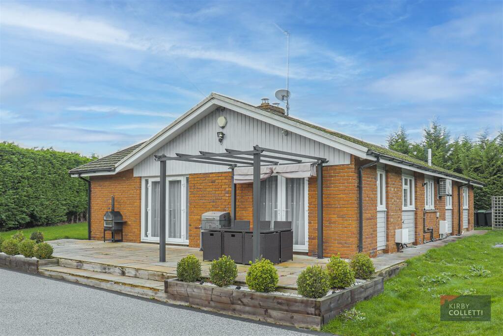 3 bedroom detached bungalow for sale in Hoe Lane, Nazeing, EN9