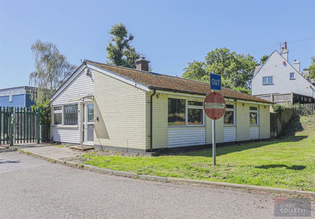3 bedroom detached bungalow for sale in Cock Lane, Hoddesdon, EN11