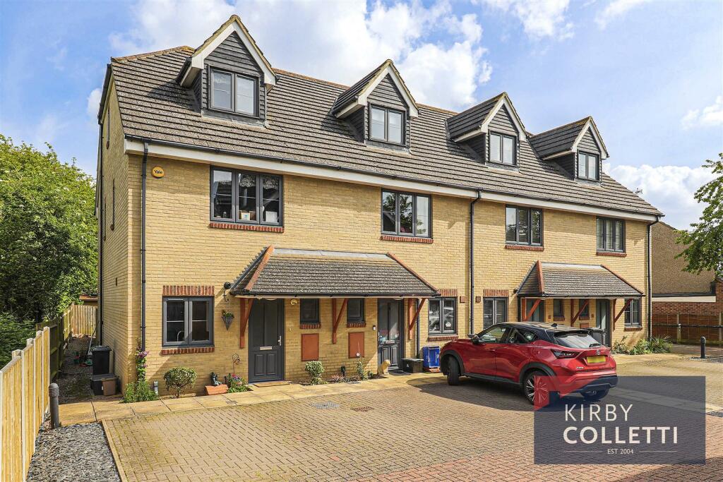 3 bedroom end of terrace house for sale in De Burgh Close, Broxbourne, EN10